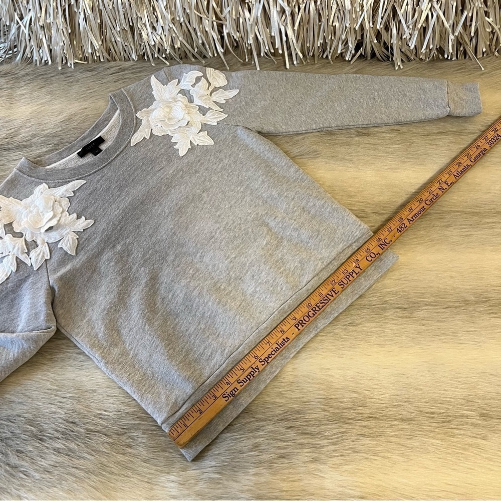 J. CREW Gray Long Sleeve White Floral Shoulders Crewneck XS Sweatshirt Cropped - Picture 5 of 11